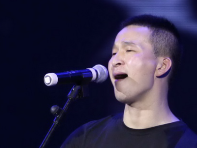 旭日陽剛落魄街頭擺攤,賣力演唱無人理,唱汪峰名曲被嘲沒錢了 旭日陽剛落魄街頭擺攤,賣力演唱無人理,唱汪峰名曲被嘲沒錢了