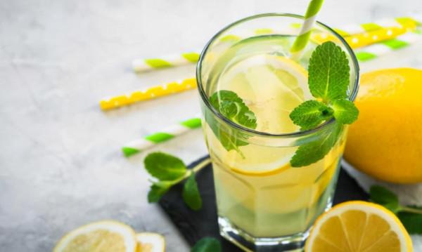 白天喝檸檬水會長斑嗎 檸檬泡一晚上第二天還能喝嗎