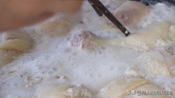 7個雞腿裡面倒入1瓶牛奶,沒想到這麼香,外酥裡嫩,太解饞了 7個雞腿裡面倒入1瓶牛奶,沒想到這麼香,外酥裡嫩,太解饞了