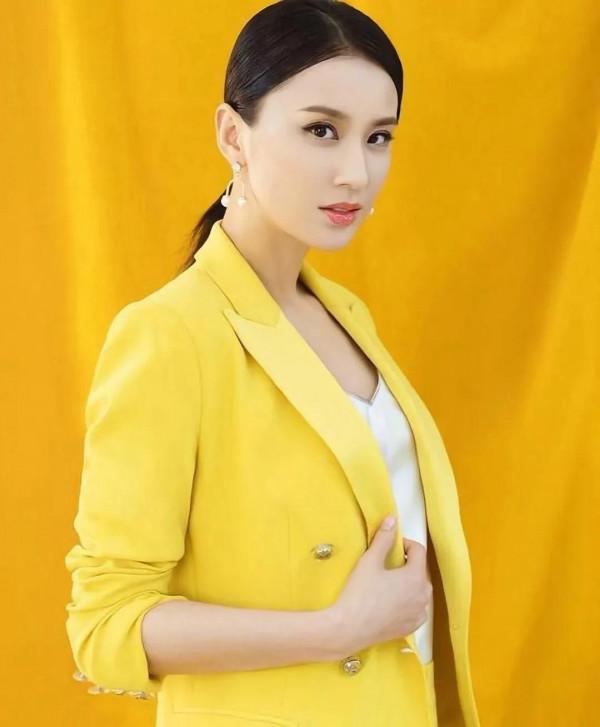 當初嫁給低調的百億富豪被罵，如今的黃聖依美麗漂亮洋氣高階