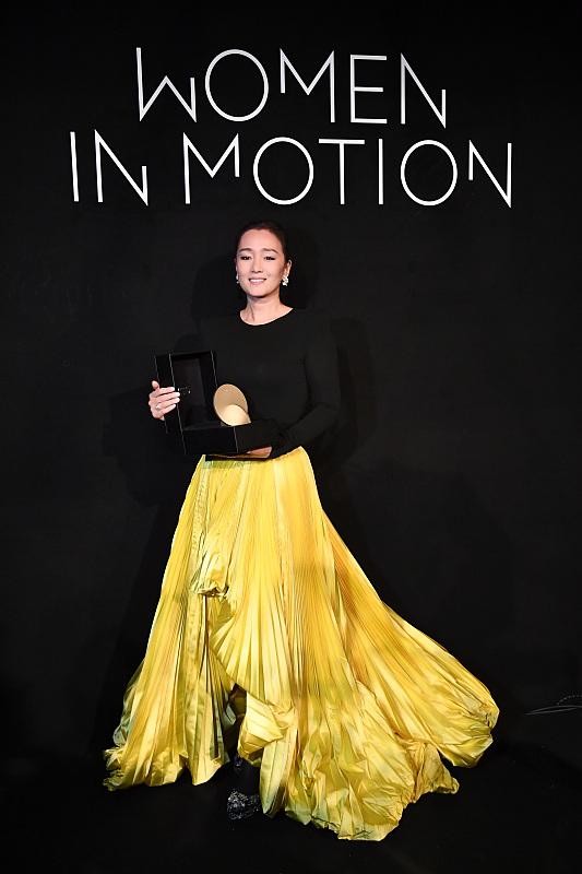 鞏俐的氣質很獨特,和老公出席活動,穿一身金色也不土 鞏俐的氣質很獨特,和老公出席活動,穿一身金色也不土