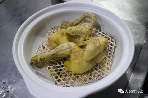 手撕羊排、蔥香烤肘子、鮑魚黃金雞&hellip;酒店年宴壓桌菜，實用又大氣