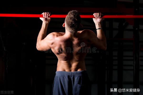 引體向上硬拉8個，已經屬於高手級別，背部和手臂肌肉力量強大