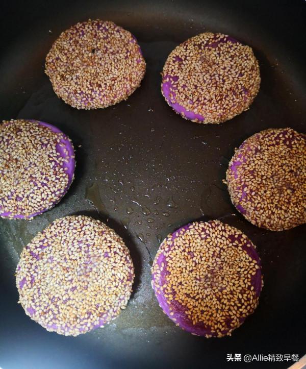 不用擀麵的紫薯豆沙餅，用平底鍋就能做，軟糯香甜，簡單易上手