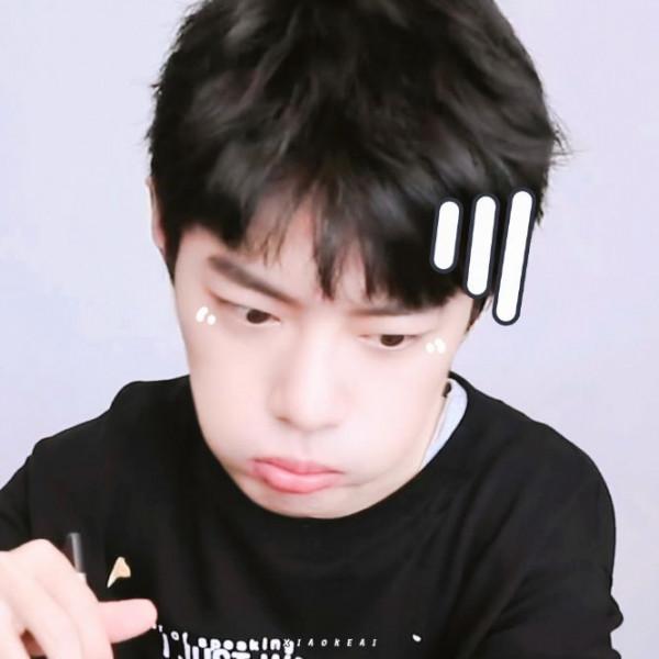 這是誰家的小可愛明明是小熊貓還沒睡好就被拉起來吃飯,你們壞懷 這是誰家的小可愛明明是小熊貓還沒睡好就被拉起來吃飯,你們壞懷