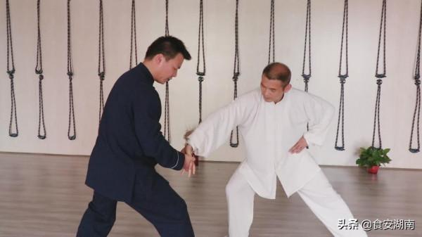 太極拳中的防守反攻——太極雲手，貼近實戰中是怎樣施展的？