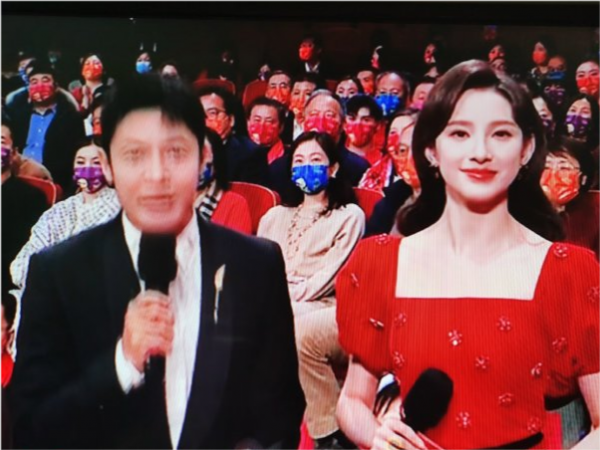 馬凡舒登春晚主持大出風頭！穿紅裙美貌刷屏，氣質出眾不輸李思思