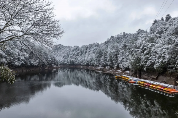 下雪啦，看童話裡的四面山美景大PK，你更喜歡哪一款？