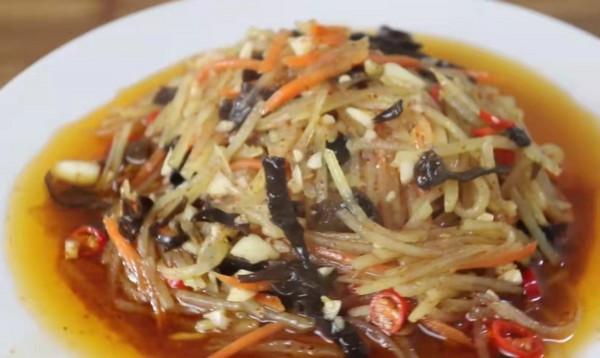 木耳里加1個土豆，學會這樣做，比吃紅燒肉還香，上桌瞬間就掃光