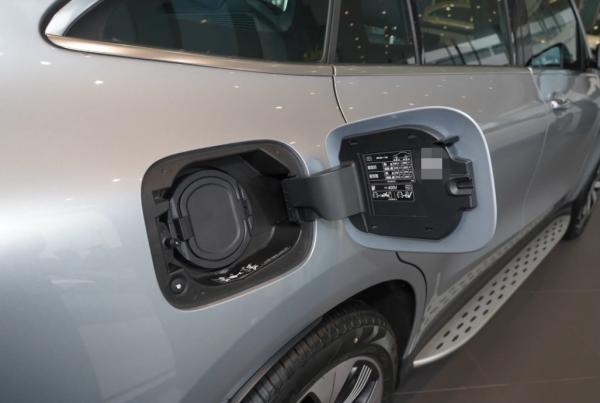 賓士EQC慢充時顯示燈不亮,拔下充電槍後燈卻一直亮著怎麼回事? 賓士EQC慢充時顯示燈不亮,拔下充電槍後燈卻一直亮著怎麼回事?