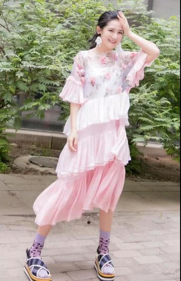 謝娜一身運動裝現身，紮起雙辮子似少女，可惜腿粗影響了整體感覺