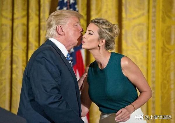 掉鏈子,美第一孫女穿睡裙出行還駝背,她比伊萬卡差太多 掉鏈子,美第一孫女穿睡裙出行還駝背,她比伊萬卡差太多