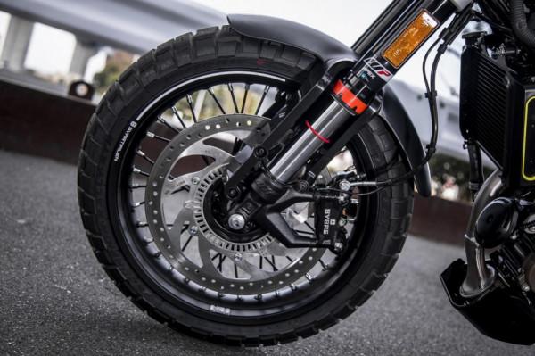 試駕測評胡思瓦納Svartpilen 125摩托車，輕鬆駕駛是它的一大魅力