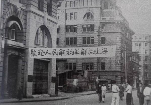 1949年解放上海，我黨定下3條規矩，一民警卻無視，陳毅如何處理