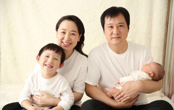 童星關凌曬全家福，自曝與製片人結婚10年，小女兒很像媽媽小時候