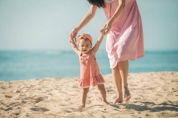 孩子這樣走路，暗示發育出現大問題！越早發現越好