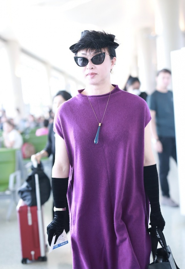 金星不愧是有個性的人，紫色大袍穿身上氣場十足，墨鏡搭配好前衛