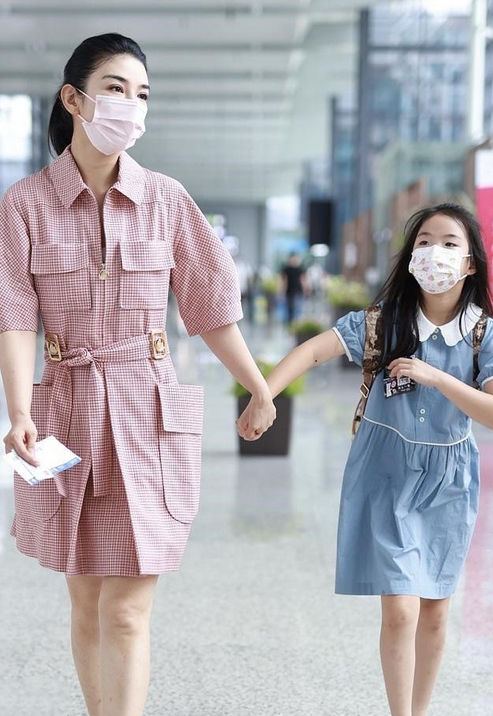 黃奕女兒越長越漂亮，穿娃娃裙清新又洋氣，顏值不如媽但勝在氣質