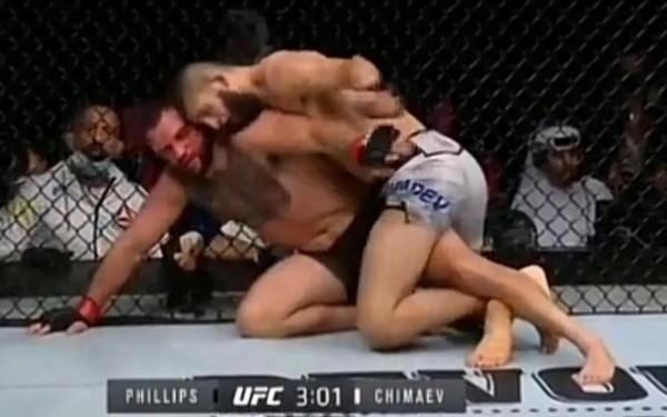 忽然想到，要擊敗奇馬耶夫和小鷹，只能是拳膝連擊