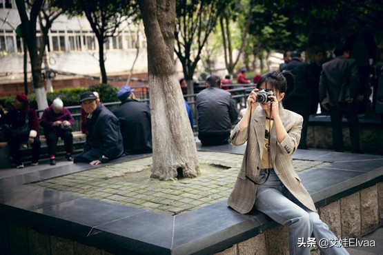 殷桃片場酒店慶生！穿衛衣配運動褲打扮土味，扎少女頭開心成迷妹