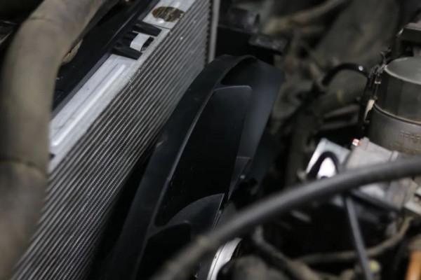 怪獸修車:翻新一輛21萬公里的路虎發現4,老爺子工地拉貨專用車 怪獸修車:翻新一輛21萬公里的路虎發現4,老爺子工地拉貨專用車