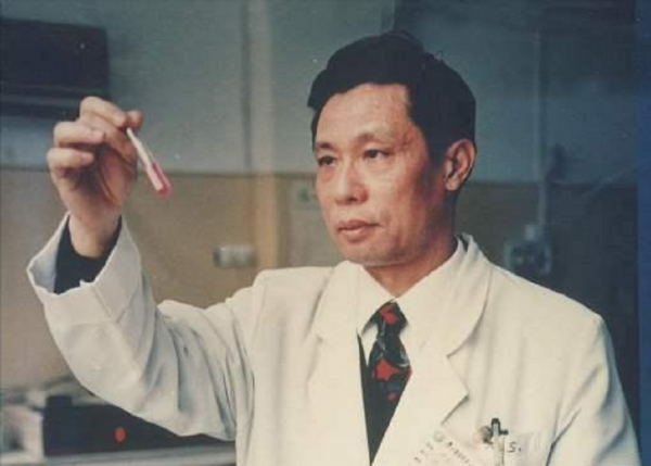 1984年葉劍英肺病惡化，中央已準備追悼會，危急時鐘南山力挽狂瀾