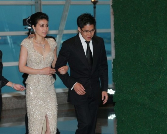 霍啟剛的追妻路：郭晶晶父母反對，女二女三橫插險毀婚，霍少好難