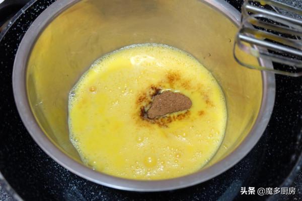 想吃棗糕不用買，甜而不膩做法簡單，5個雞蛋1碗麵粉做一盤，好吃