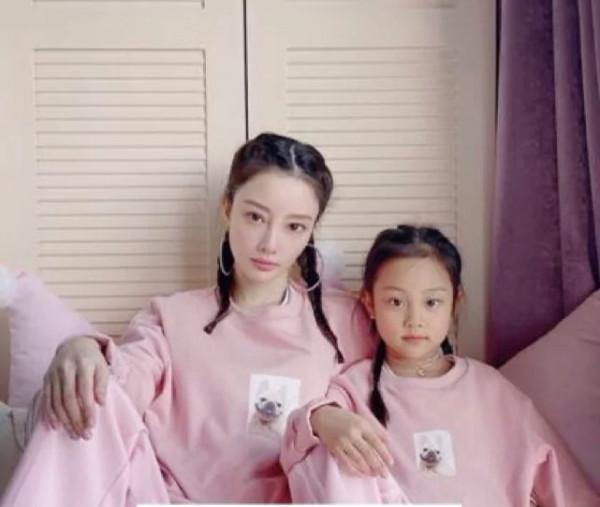 這一看就是親生的。戚薇跟女兒真是神同步 這一看就是親生的。戚薇跟女兒真是神同步