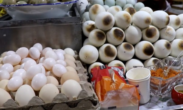 新疆這家店鋪，把4種蛋混在一起烤，50元一份，食客跨2000裡去吃