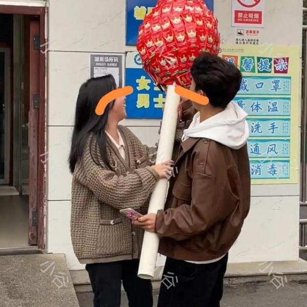 男子送女友禮物，520包辣條製作成巨型棒棒糖：用心是最好的禮物