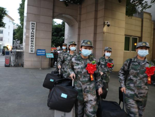 四川省首批女兵起運:為夢想出徵,“鏗鏘玫瑰”奔赴軍營 四川省首批女兵起運:為夢想出徵,“鏗鏘玫瑰”奔赴軍營