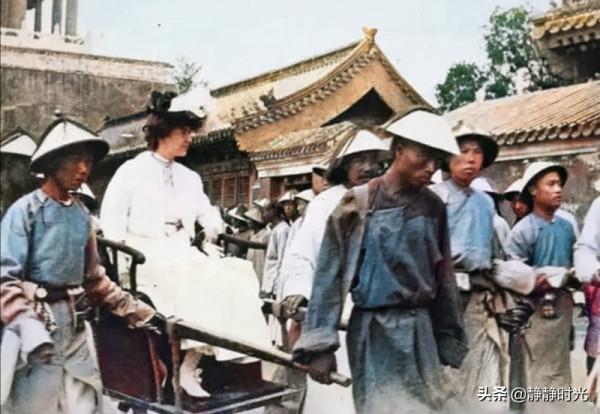 晚清老照片：太監抬著總統女兒去見慈禧太后，男子辮子長到挨地
