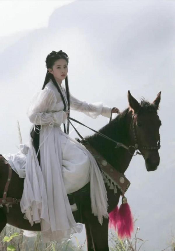 劉亦菲小龍女白衣舞劍舊照真的是仙女本人吧 劉亦菲小龍女白衣舞劍舊照真的是仙女本人吧