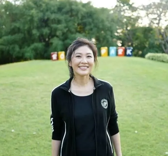 54歲英拉穿粉衣扮嫩,同框比美贏小24歲不丹王后,哥哥始終守護她 54歲英拉穿粉衣扮嫩,同框比美贏小24歲不丹王后,哥哥始終守護她