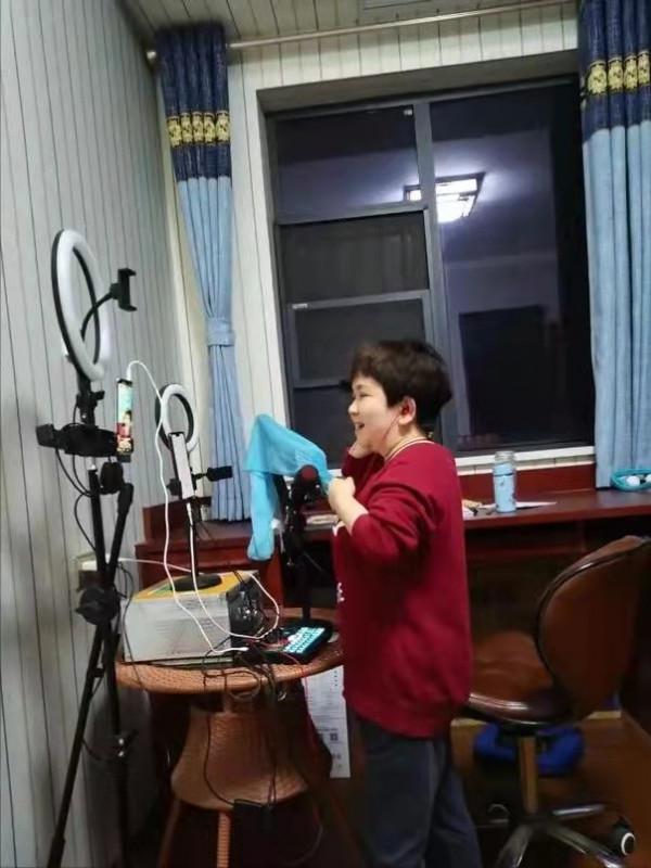 1米8周宏建：14歲考上西安交大少年班，以袖珍媽媽陳么榮為傲