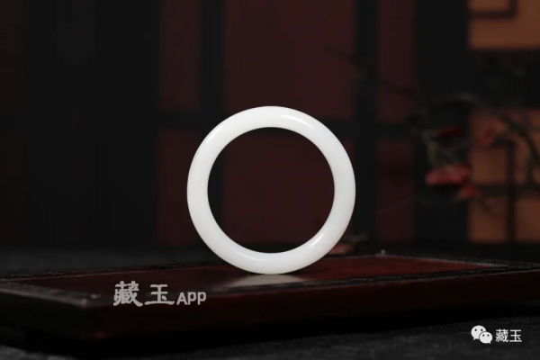 堆成山的200多萬現金與一條手鐲