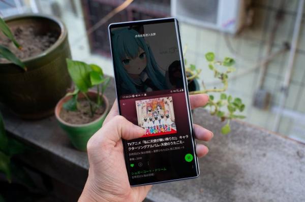 開箱一個爛大街的手機 LG Wing