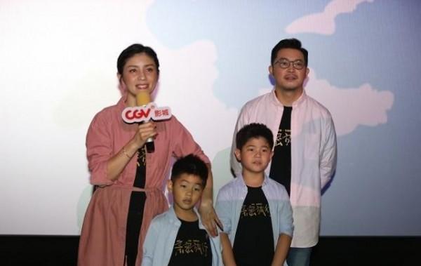 沙溢一家四口好幸福，穿親子裝十分時尚，搭配都很用心