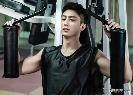 誰說年輕人難演硬漢？這6位接班人，個個戲外低調，戲裡實力不凡