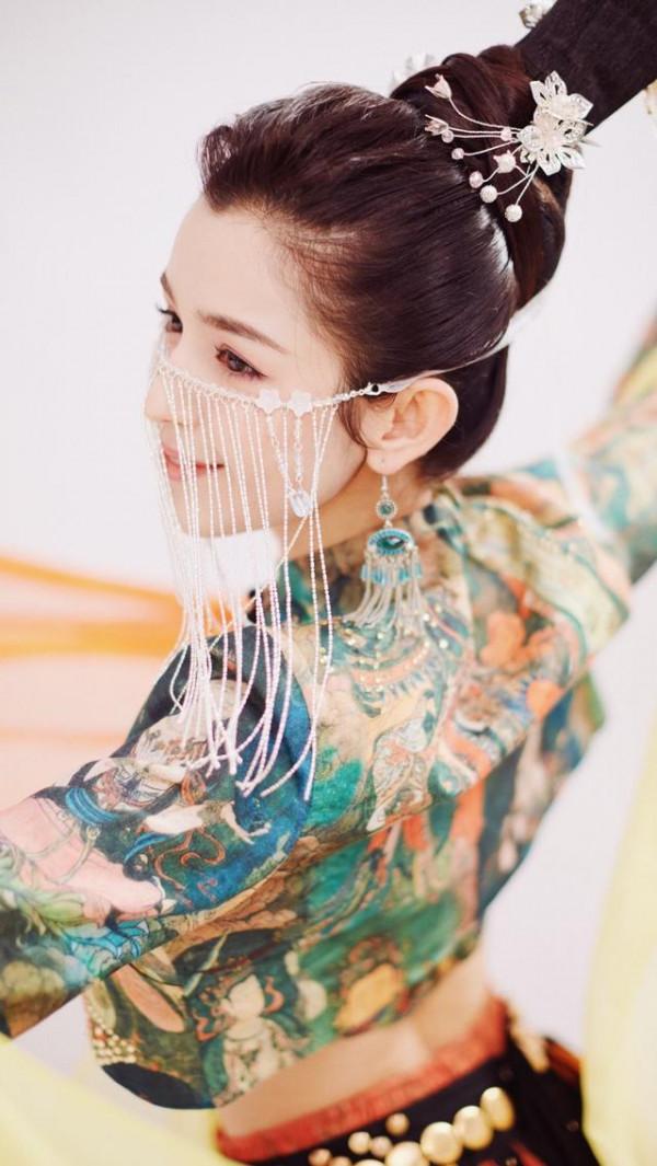 哈尼克孜就像是一個落入凡間的精靈 哈尼克孜就像是一個落入凡間的精靈