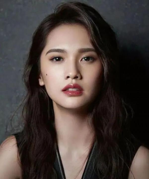 不整容、不遮醜，這些有瑕疵的女明星，個個把瑕疵變特點