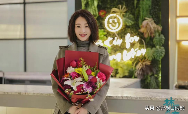 李小冉又一部新劇殺青！和靳東合作，中年偶像劇成了香餑餑