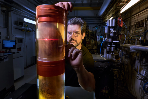 他們用人類史上最強的X光，告訴我們新冠患者的肺傷成了什麼樣