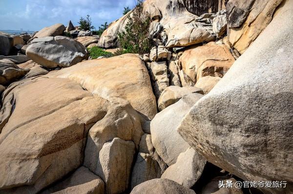 海南有一處奇特海岸風光，詮釋海枯石爛的真諦，深邃的海水更迷人