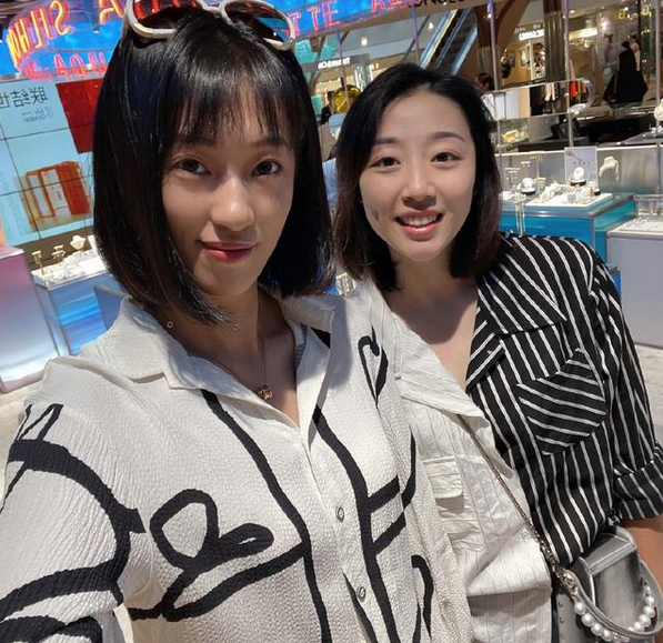 姚迪逛商場偶遇老隊友，二人同框合影，笑容甜美臉頰酒窩太搶鏡