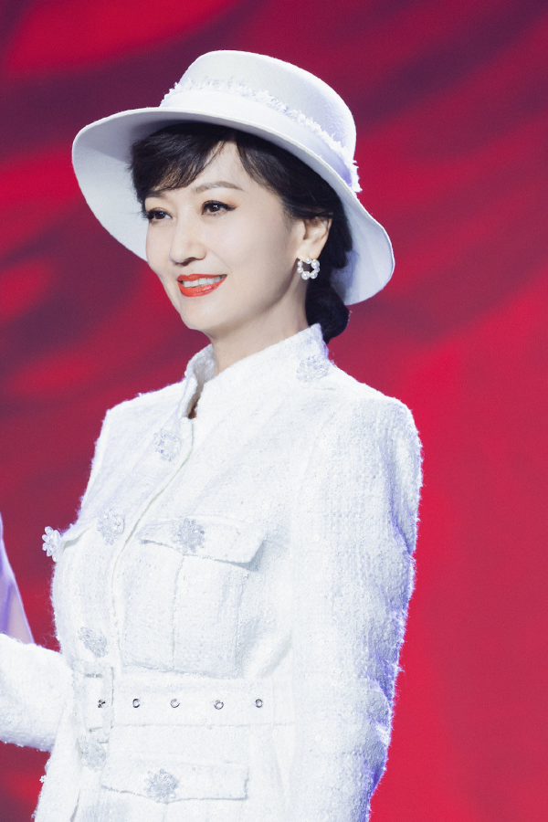 68歲的趙雅芝不顯老,搭配帥氣大衣好有氣質,烏黑長髮令人羨慕 68歲的趙雅芝不顯老,搭配帥氣大衣好有氣質,烏黑長髮令人羨慕