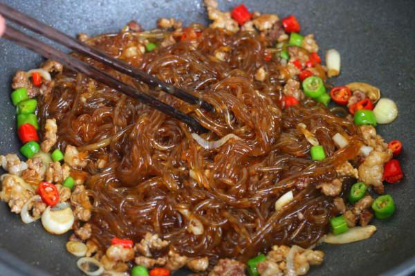 做肉末炒粉條，記住兩個關鍵點，不管放多久，粉條都不粘不坨
