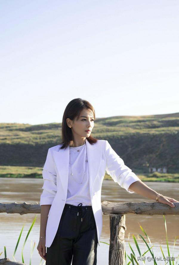 劉濤成熟漂亮有魅力，美得優雅溫婉，盡顯高階貴氣