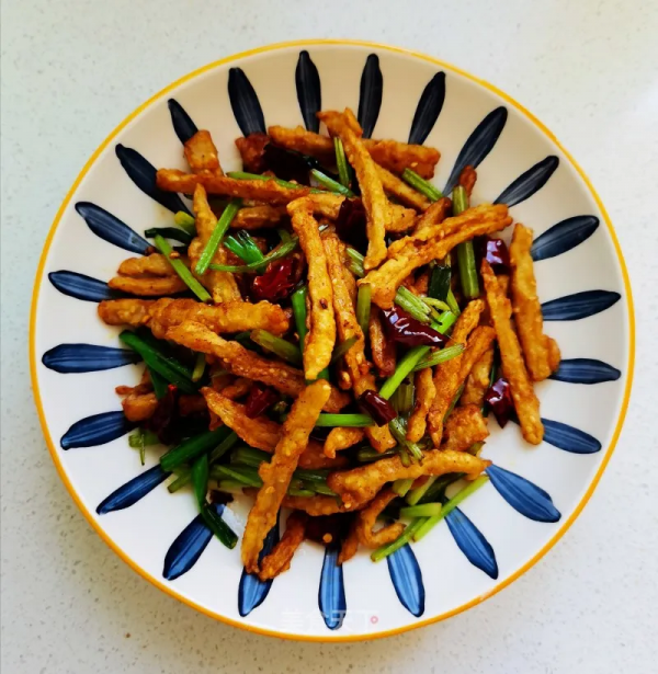 這幾道乾煸菜，焦香四溢，麻辣過癮，下酒又下飯